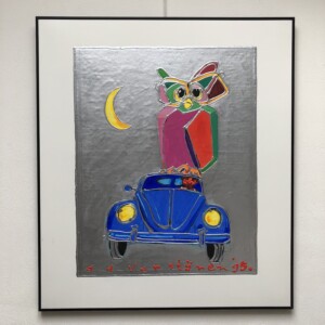 Uil landt op mijn Volkswagen